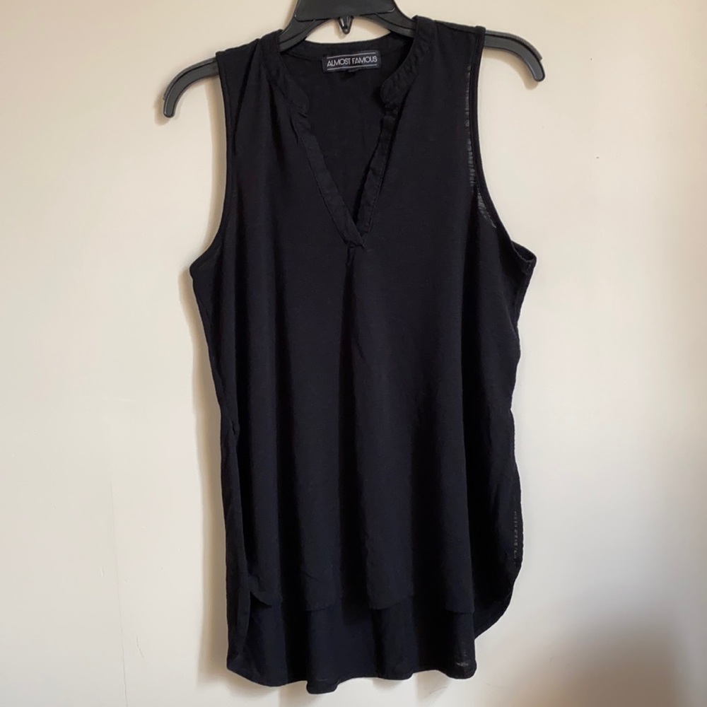 ⭐️Black Sleeveless Top w Round Hemline & side slit